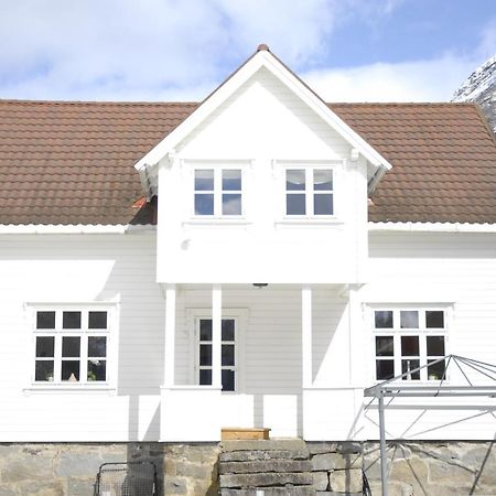 Comfortable House In Quiet Area Luster Exterior photo