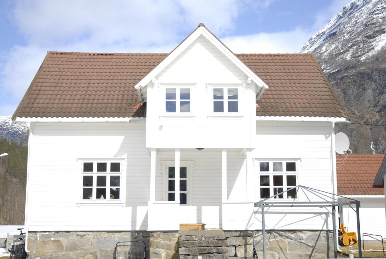 Comfortable House In Quiet Area Luster Exterior photo