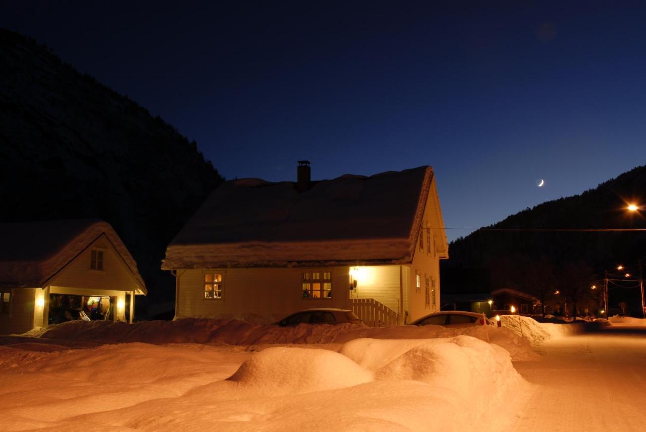 Comfortable House In Quiet Area Luster Exterior photo